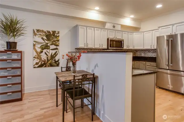 Eating area w/ granite bar