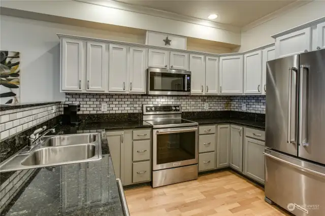 Large cook's kitchen w/ lots of counter space and cupboard capacity