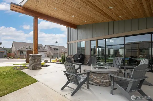 Outdoor gas fire pit