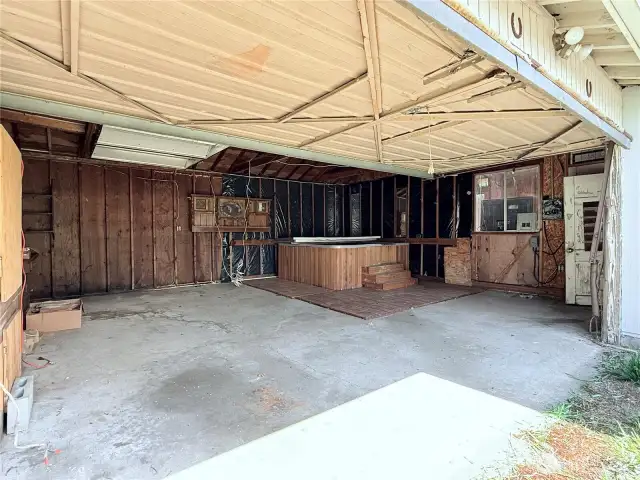 Hot tub in garage - not sure of working condition