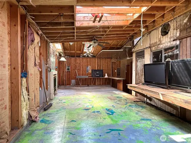 LARGE bonus space adjacent to garage