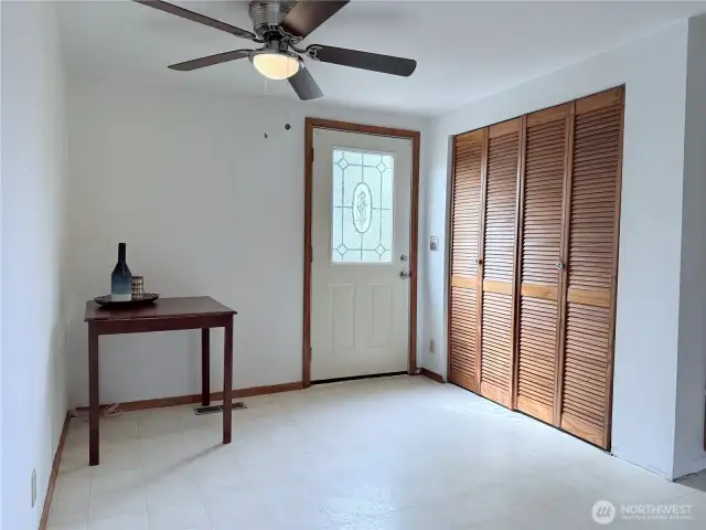 Large eating area in kitchen