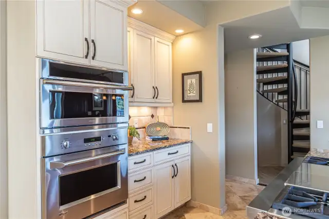 Programmable microwave and oven. Note the spiral staircase through the doorway leading up to the 2nd story and continuing up to the loft!