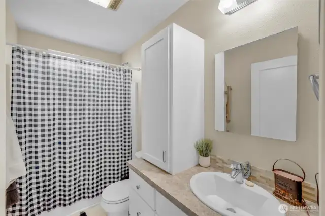 2nd full bath in hallway