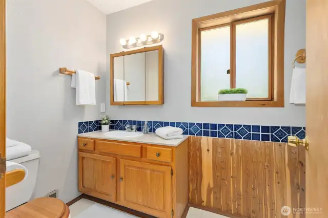 Full bathroom on the 2nd floor.