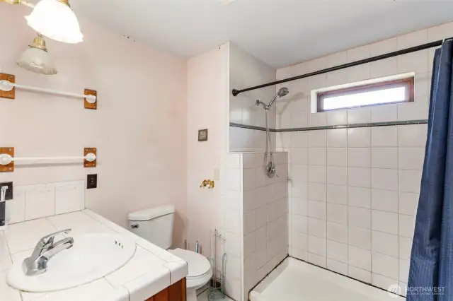 ADU- Nice walk in shower