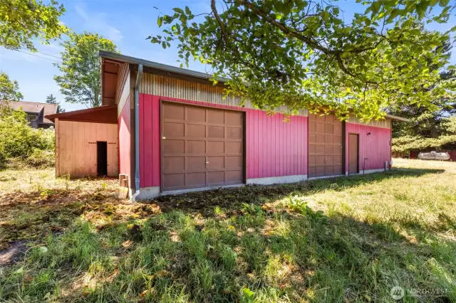 Large barn with 2 access bays and 2 horse stalls
