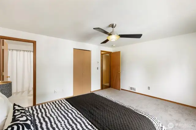 Ensuite bath and walk-in closet in the primary