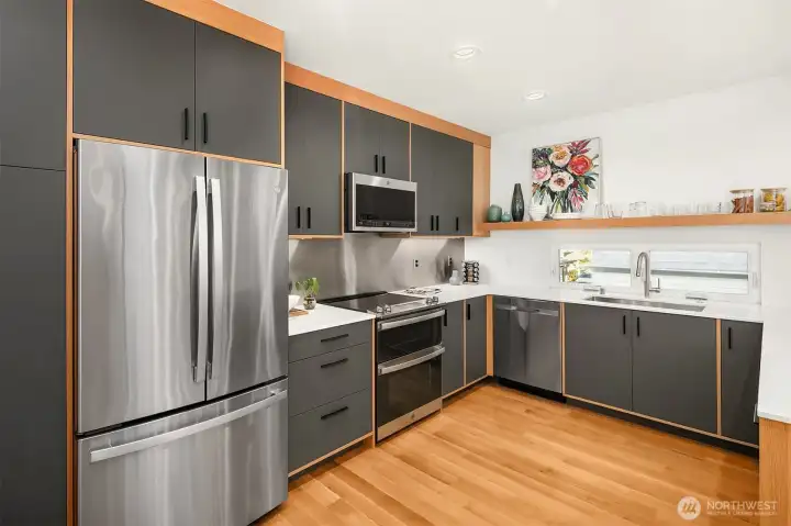 Gorgeous two-tone cabinets.
