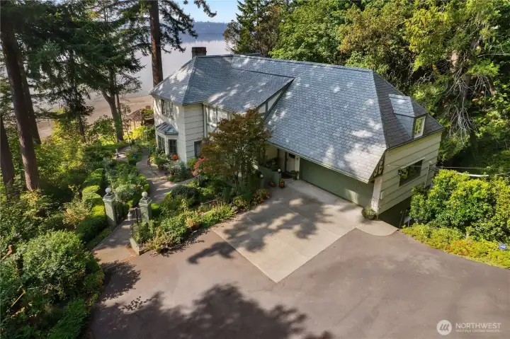 From above, the beauty of the grounds, no-bank frontage, and gracious home design come fully into view.
