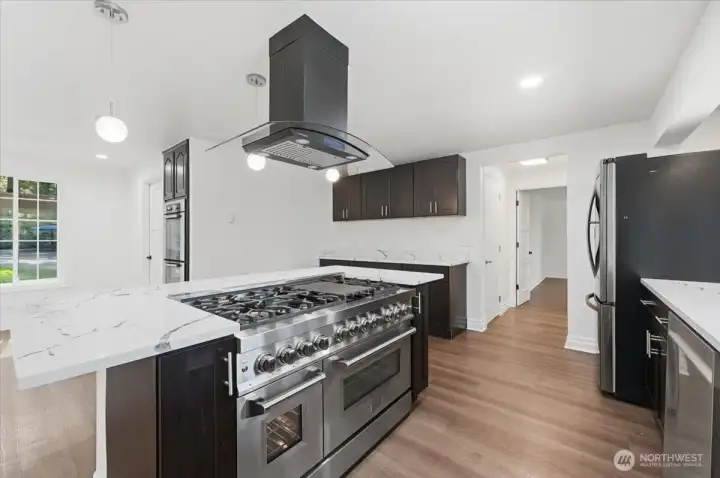 Kitchen - 6 burner propane/gas stove