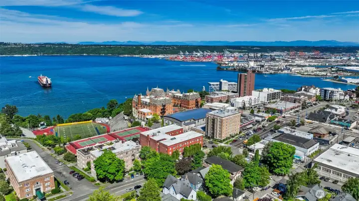 Excellent location to coffee shops, restaurants, hospital and everything Tacoma has to offer!