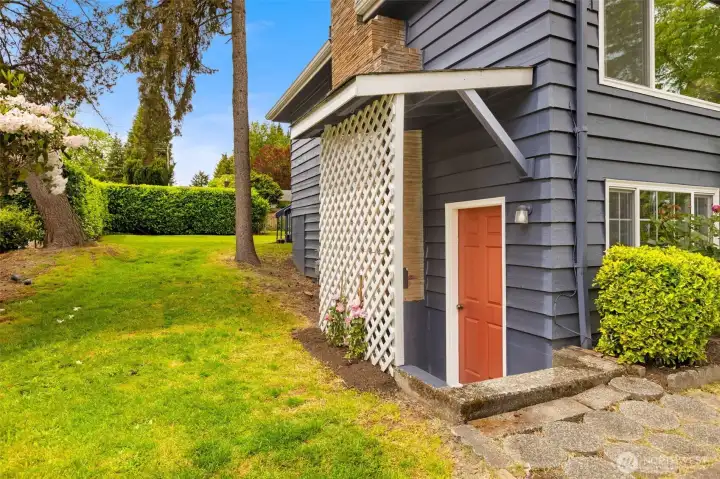 8000+ sq foot lot wraps around the home