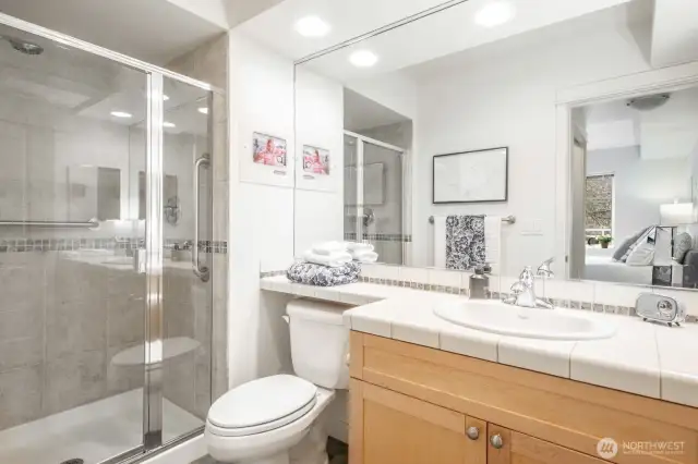 Primary en-suite bathroom