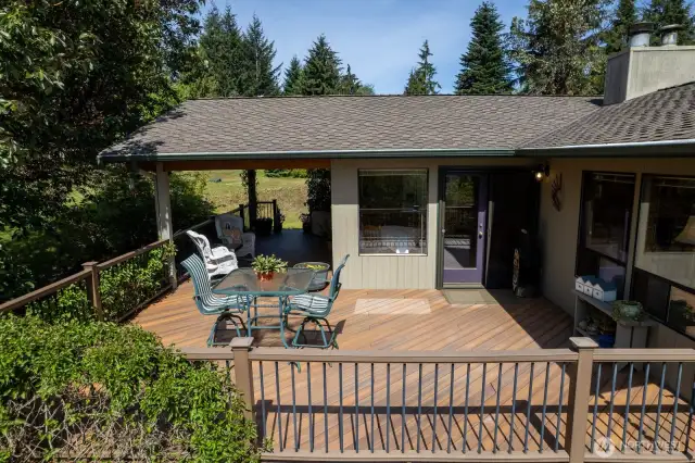 Lovely composite deck to take in the views of Mt. Rainier