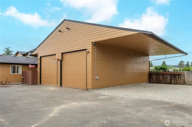 Huge shop w/ Electric car charging, 220V, 2 RV doors, RV carport & 50amp RV hookups