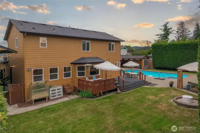 Huge backyard is an entertainers dream!