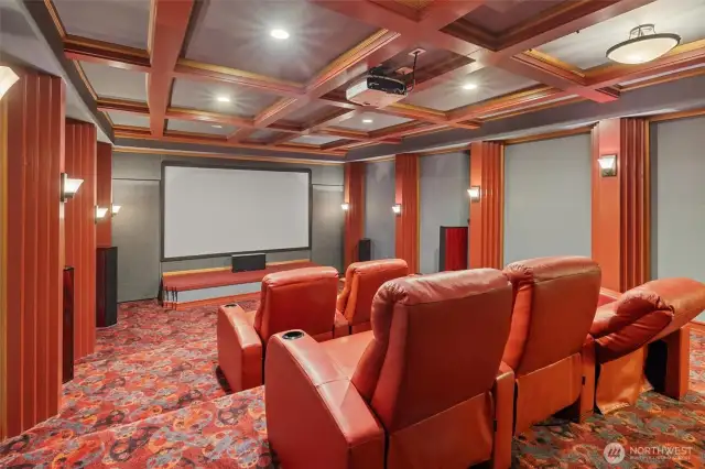 Movie theatre with 6 reclinable leather seats