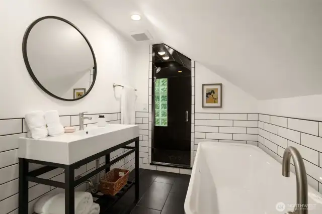 Primary en suite bathroom