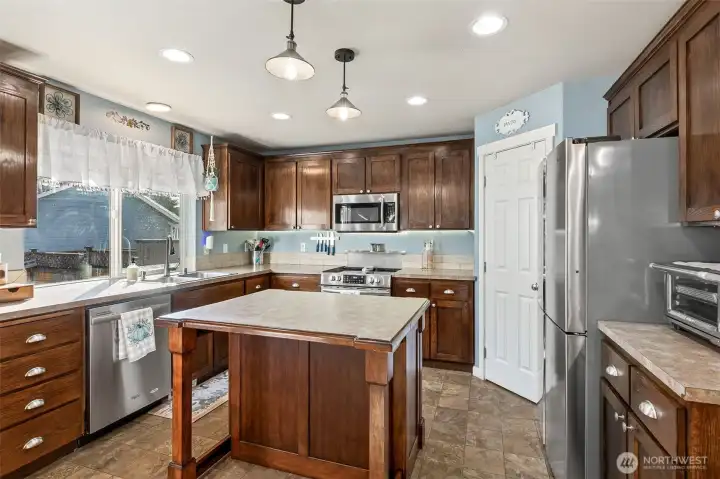 Stainless steel appliances & kitchen island is the perfect pairing! Cook to hearts delight, you'll have plenty of space.    *Fridge does not convey.