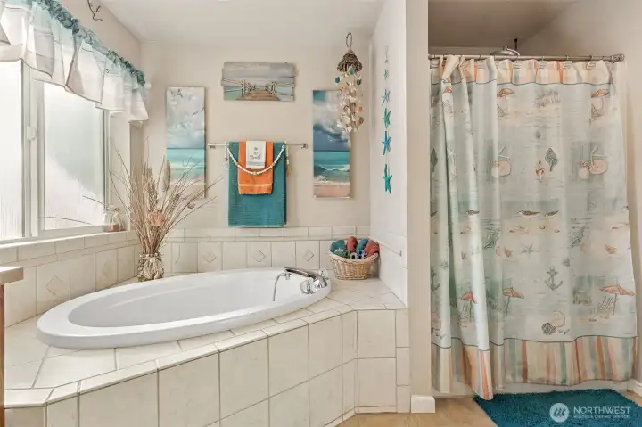 A nice hot soak would feel so good at the end of the day in this primary bath