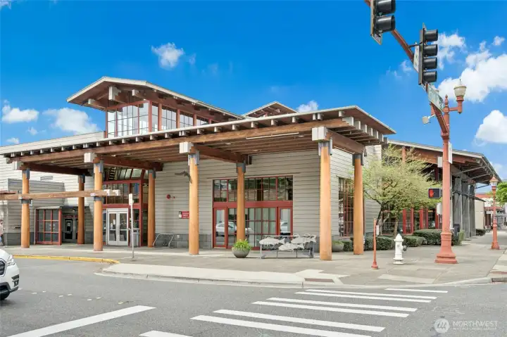 Downtown Issaquah streetscape with retail, dining and library.