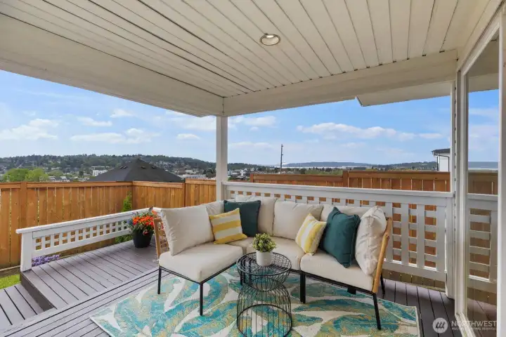Large covered deck for year round enjoyment