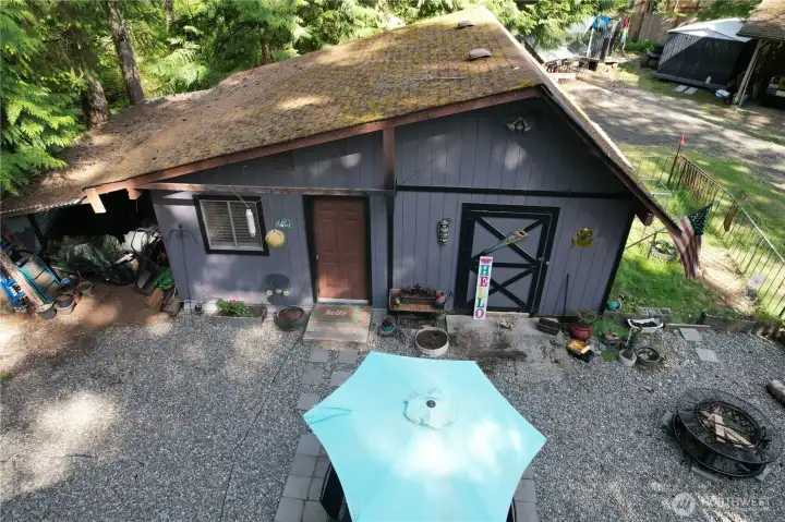 Shop/outbuilding with tons of potential!
