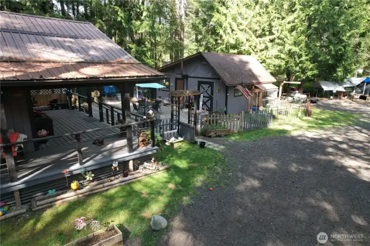 Huge lot w/ tons of room!