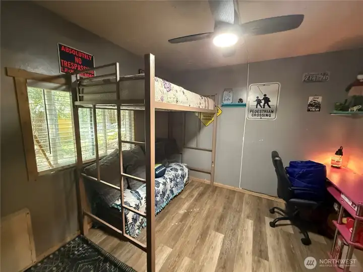 2nd bedroom with fan.