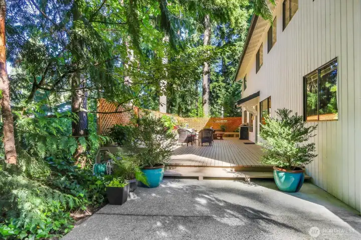 Beautiful entertaining size deck.