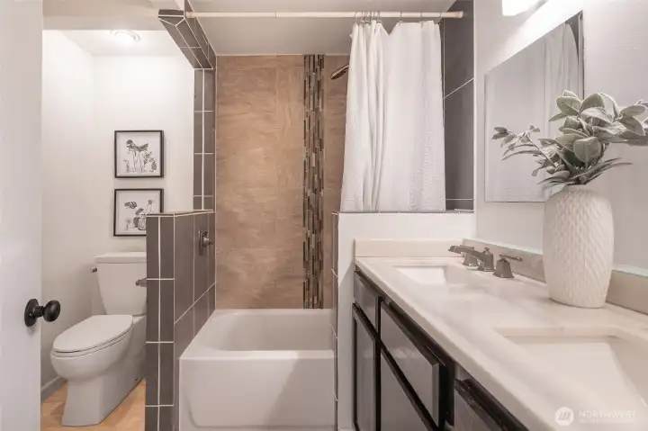 Upstairs Bathroom w/Heated Floors Upstairs Bathroom w/Heated Floors