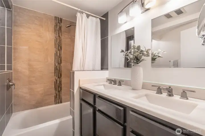 Upstairs Bathroom w/Heated Floors Upstairs Bathroom w/Heated Floors