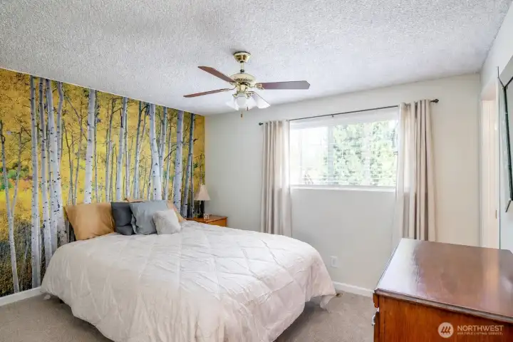 Primary suite, looks out to trees w/ensuite bath.