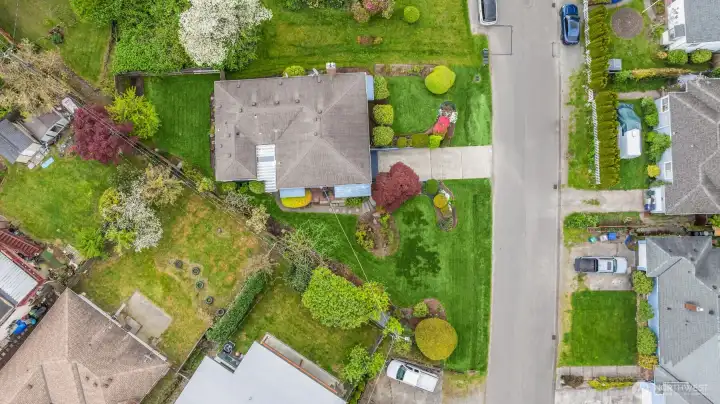 Aerial views shows that expansive lot and the gorgeous manicured landscape.