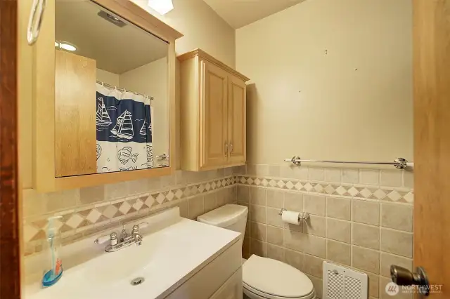 Additional full bath, nicely renovated