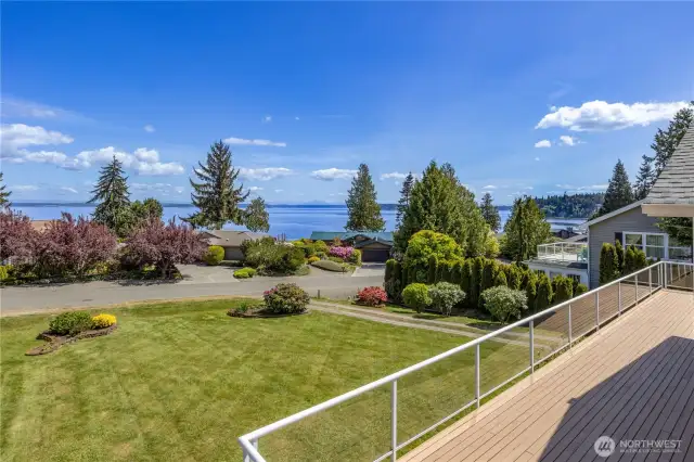 Welcome Home! You will love this great LOCATION with gorgeous VIEWS of Admiralty Inlet, Whidbey Island and the Cascade Mountains!