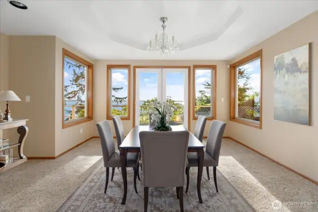 Virtually staged dining room