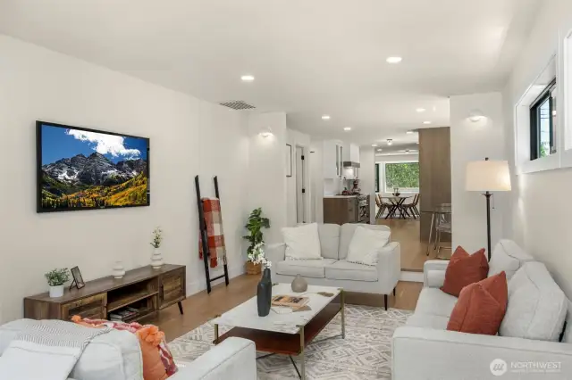 Formal dining w/ additional eating space off the kitchen