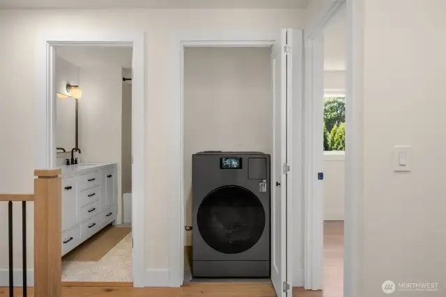 Equipped with 2-1 laundry