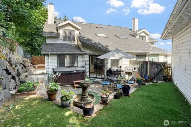 Spacious corner lot, hot tub stays