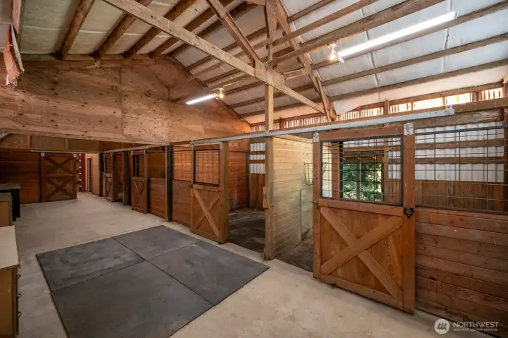 4-stall barn with power and h/c water