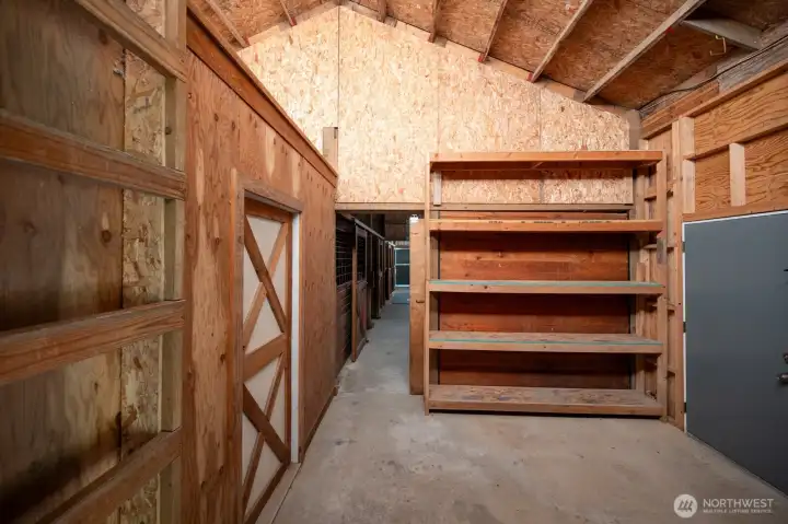 Workshop/supply w/overhead hay storage