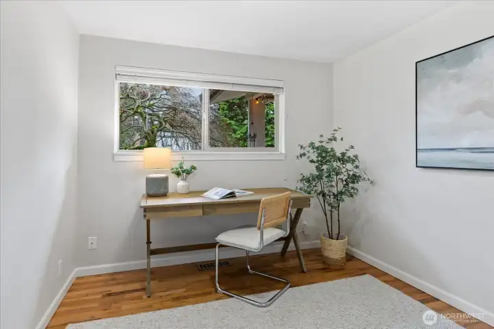 3rd bed staged as office