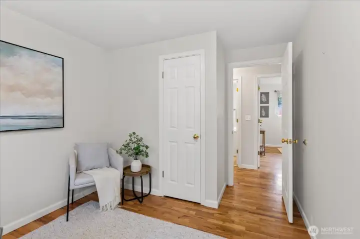 Different view of 3rd bed/office