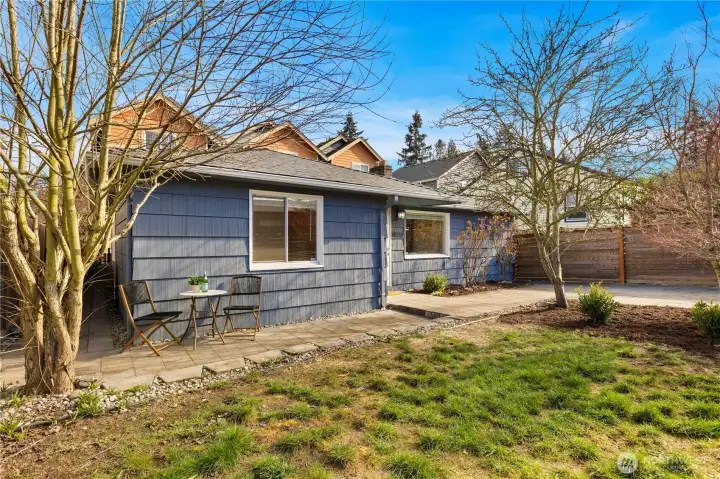 Great sized flat yard & space to garden!