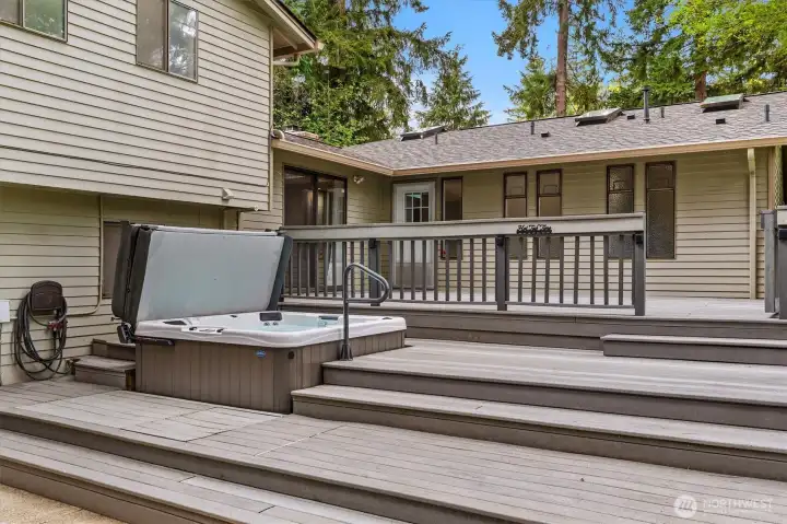 Expansive composite deck - great for entertaining!