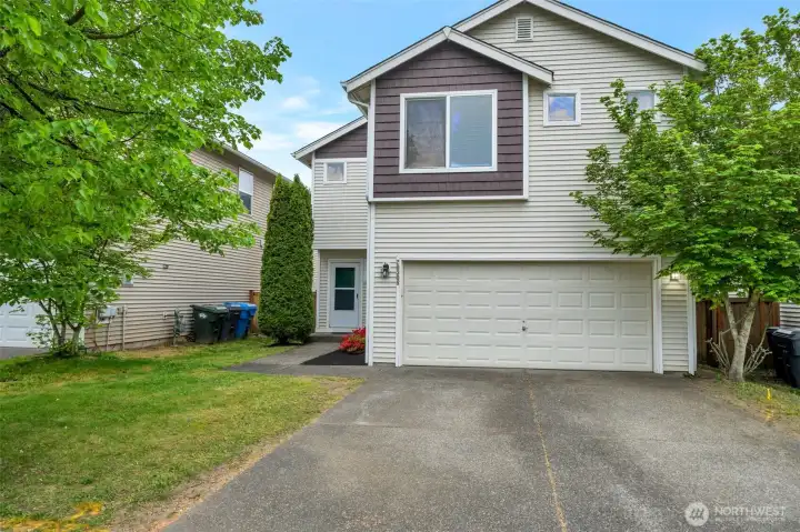 Fit 2 cars in the Garage and 2 on the driveway if you need room for 4!