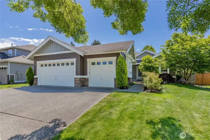 Welcome home to the beautiful White River Estates neighborhood!