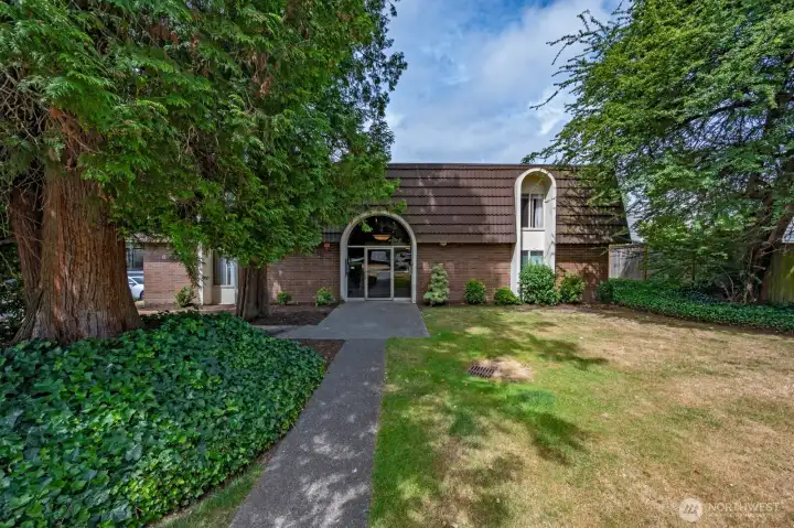 Laurel Park condos situated in the heart of Kirkland. This complex has a pool and a community space. No rental cap and no special assessments, a wonderful opportunity for a first time buyer or an investor. Laurel Park condos situated in the heart of Kirkland. This complex has a pool and a community space. No rental cap and no special assessments, a wonderful opportunity for a first time buyer or an investor.